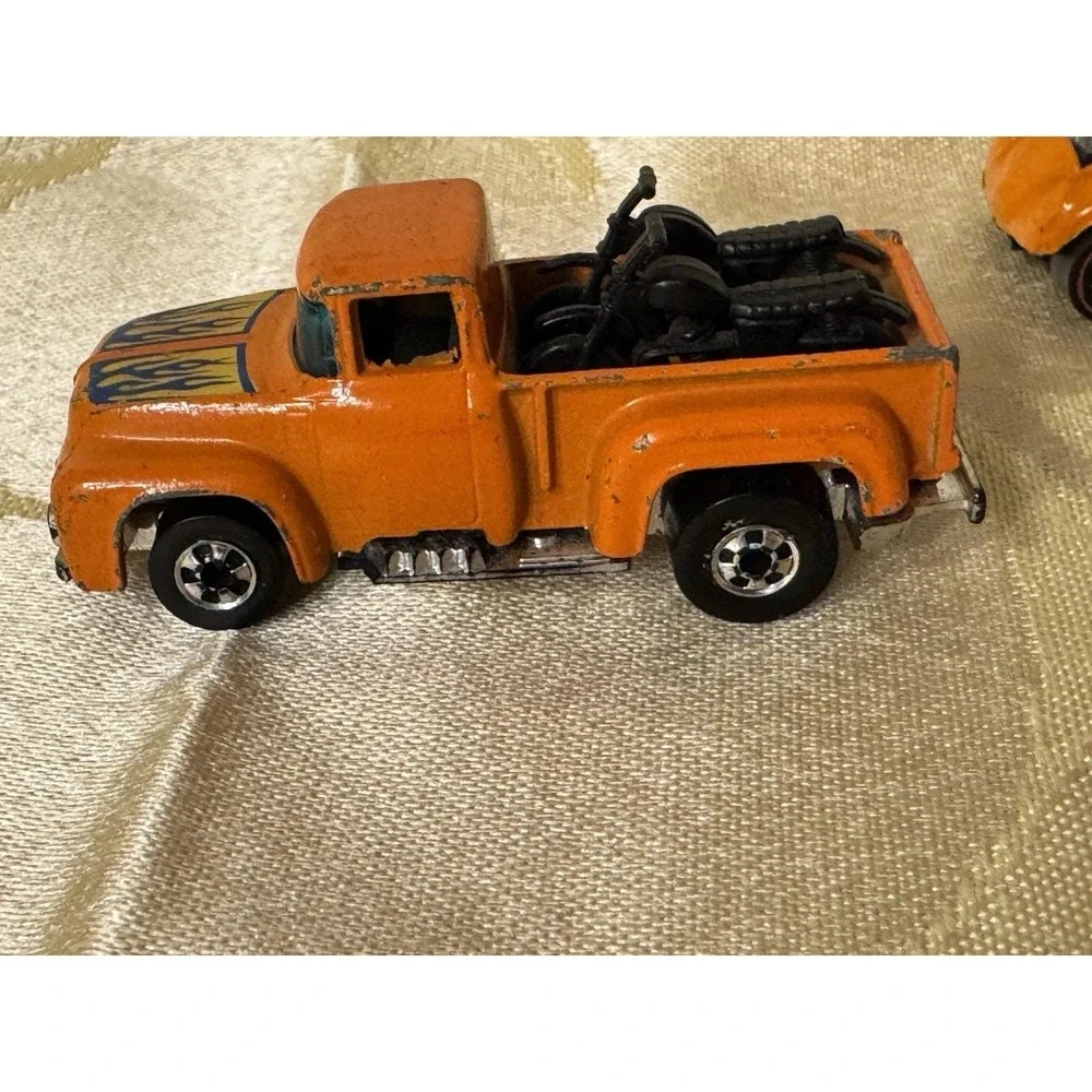 Hot Wheels Blackwall 1973 Hi Tail Hauler Orange Truck w/ Motorcycles